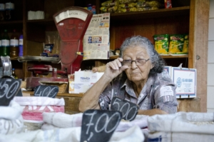 elderly-woman-412043_1920